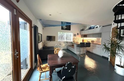 Slade House | 2BR Modern Designer Guesthouse