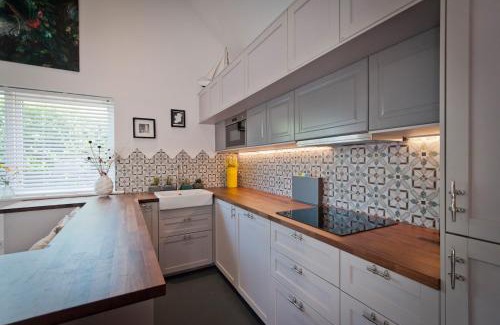 Slade House | 2BR Modern Designer Guesthouse