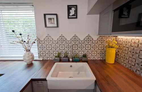 Slade House | 2BR Modern Designer Guesthouse