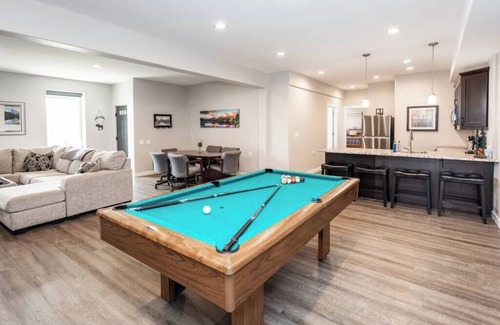 Monument House | Unforgettable Fly-By Suite with Lake Views & Hot Tub