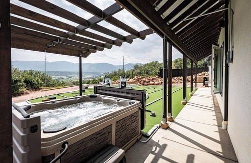 Monument House | Unforgettable Fly-By Suite with Lake Views & Hot Tub
