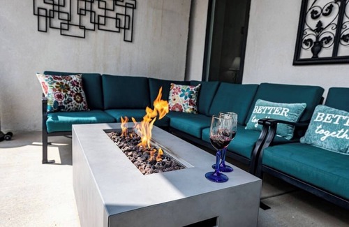 Monument House | Unforgettable Fly-By Suite with Lake Views & Hot Tub