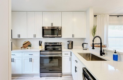 Bay Acres House | 🌴 2BR Oasis w/Lanai, Fire Pit + 5 Min to Nokomis Beach
