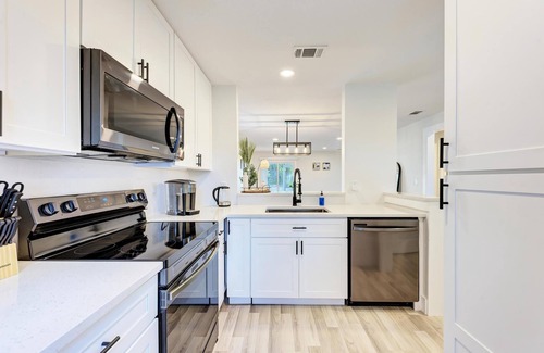 Bay Acres House | 🌴 2BR Oasis w/Lanai, Fire Pit + 5 Min to Nokomis Beach