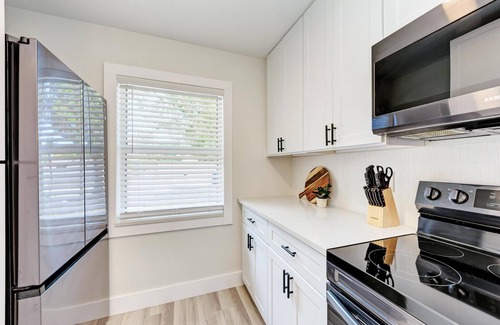 Bay Acres House | 🌴 2BR Oasis w/Lanai, Fire Pit + 5 Min to Nokomis Beach