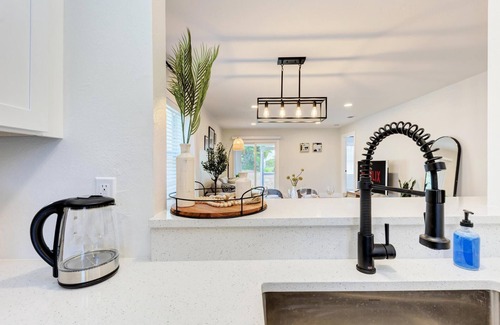 Bay Acres House | 🌴 2BR Oasis w/Lanai, Fire Pit + 5 Min to Nokomis Beach