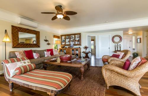 Poipu House | Oceanfront Poipu Cottage with Hot Tub & Perfect 10 Rating