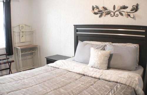 Marshall-Shadeland Apartment | Convenient 2BR with Parking, Just Minutes to North Shore!