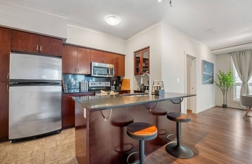 Haysboro Apartment | 2BR Penthouse » AC » BBQ » Parking » Sleeps 6 - 8