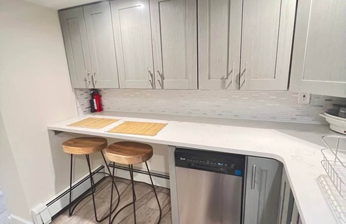 Bay Shore Apartment | Pet-Friendly 2BR Oceanfront Apt with Kitchen & Events Access
