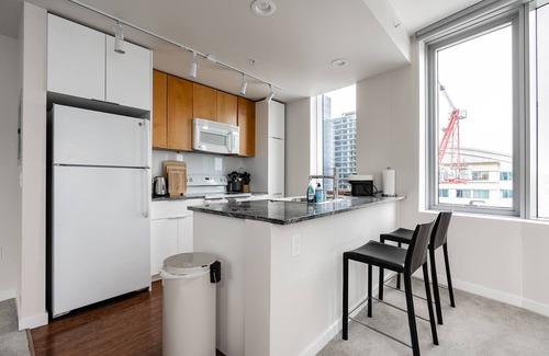 West Bellevue Apartment | 2BR | Rooftop, Gym, Pool | Bellevue | Sophari AB