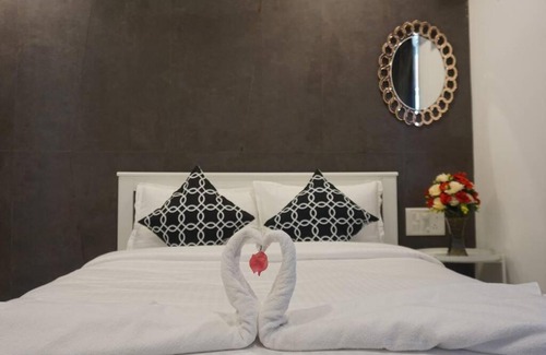 Prabhadevi Apartment | Cozy 2BR Sea View Apartment in Worli by Florastays