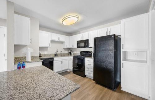 Pleasant Valley Apartment | 2BR Spacious Getaway Near Dwntown, Pool, UT Austin