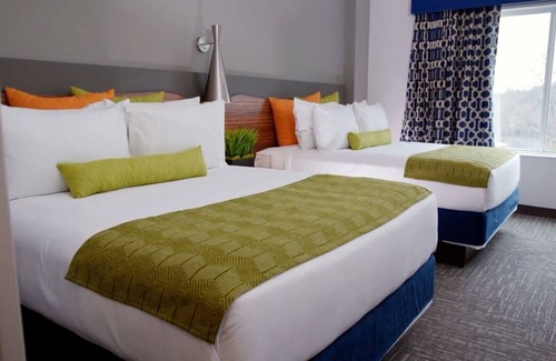 Circleville Resort | 2BR Ste with 2 Queens and 1 King at The Kartrite Resort and Indoor Waterpark