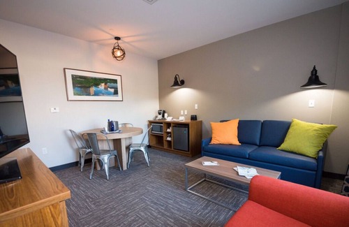 Circleville Resort | 2BR Ste with 2 Queens and 1 King at The Kartrite Resort and Indoor Waterpark