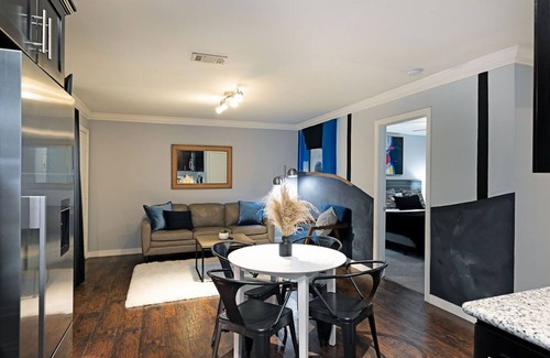 MacGregor Apartment | Explore The TMC Flats: Family-Friendly Stay by Hermann Park
