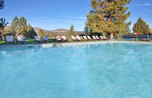 Redmond Apartment | 2BR Townhome With Hot Tub | Pool. Free Parking