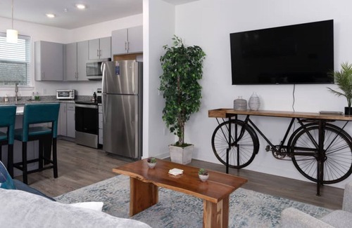 Pelham Apartment | Pet-Friendly 2BR Townhouse with Pool and Garage Access