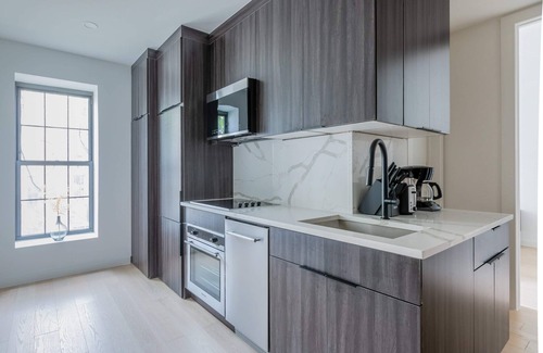 Greenpoint Apartment | Convenient 2BR Getaway with Kitchen Near Subway