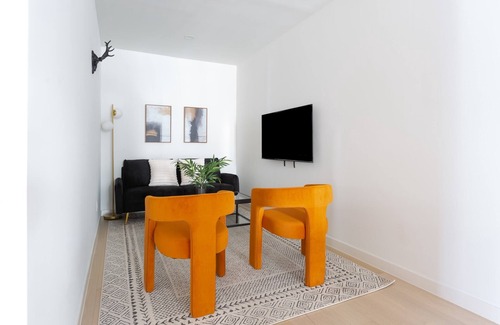 Greenpoint Apartment | Convenient 2BR Getaway with Kitchen Near Subway