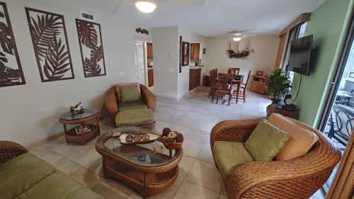 Kahaluu Bay Apartment | 2br White Sands Village condo right at the beach