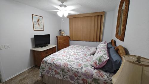 Kahaluu Bay Apartment | 2br White Sands Village condo right at the beach