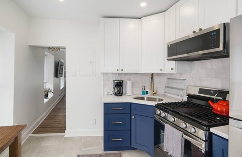 Manayunk Apartment | Scenic Balcony Retreat with City Views and Parking