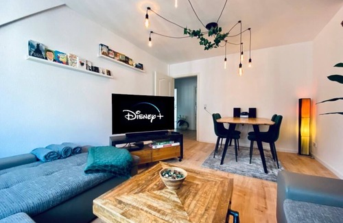 Altlindenau Apartment | Cozy 2Br Apartment Near Karl-Heine-Canal with Breakfast