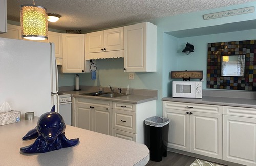 Myrtle Beach Cottage | Beachside Escape: 2BR Retreat with Ocean Views & Golf Cart