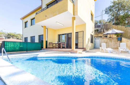 Vidreres Villa | Relaxing 4-Bedroom House with Private Pool in Quiet Area
