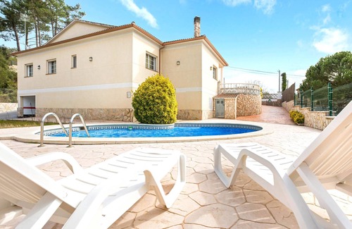 Vidreres Villa | Peaceful 4-Bedroom Home with Private Pool in Quiet Area
