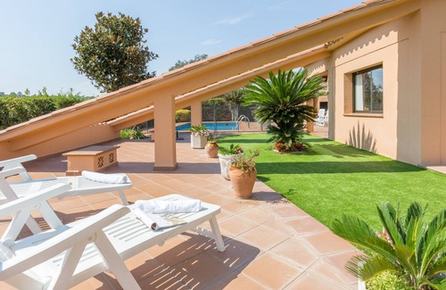 Puigventos Villa | Spacious Home for 10 with Private Pool in a Tranquil Setting