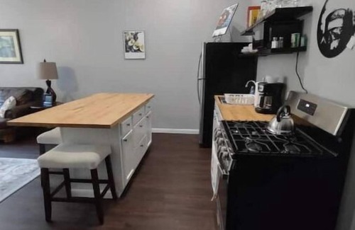 Natchez Apartment | Top-Rated 2feathers Inn: Family-Friendly Retreat with Kitchen