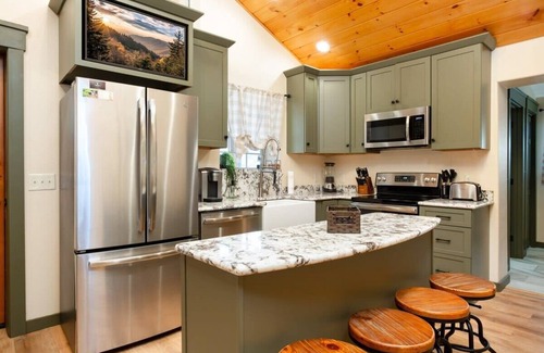 Pittman Center Cabin | Perfect Getaway: Steps to National Park & Gatlinburg Fun