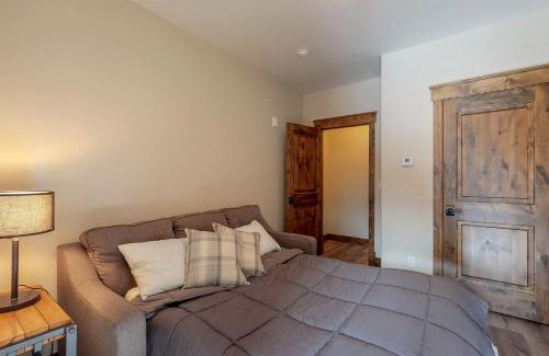 Frisco House | Exceptional 2nd Ave Luxury Hotel with Family-Friendly Amenities