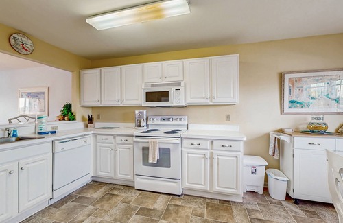 Ocean View House | Waterfront Bethany Bay Condo with Golf, Pool & Lake Views