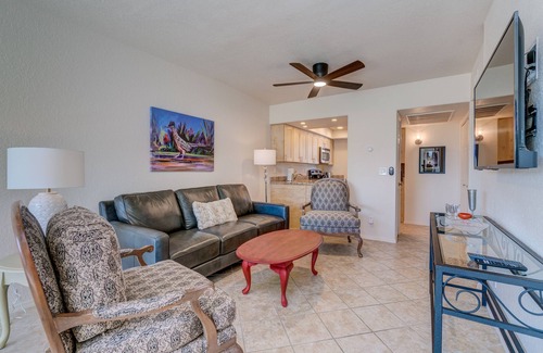 Tucson Condo | Serene 2nd Floor Condo with Mountain Views & Pool Access