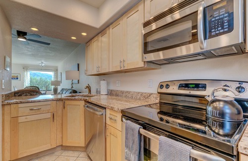 Tucson Condo | Serene 2nd Floor Condo with Mountain Views & Pool Access