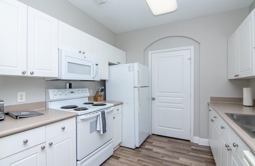 Tampa Condo | Cozy 2-Bedroom Corner Unit with Ocean Views in Tampa, FL