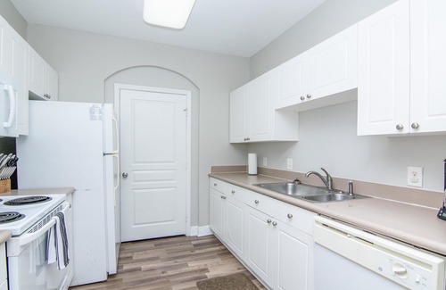 Tampa Condo | Cozy 2-Bedroom Corner Unit with Ocean Views in Tampa, FL