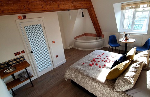 Islington Hotel | Elegant 2nd Floor Suite with Jacuzzi - Angel, N1