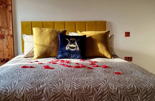 Islington Hotel | Elegant 2nd Floor Suite with Jacuzzi - Angel, N1