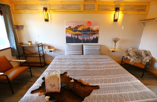 Willow House | Guest Rated: 10/10 Newly Renovated Room at Hatcher Pass Castle