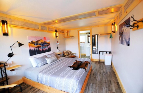 Willow House | Guest Rated: 10/10 Newly Renovated Room at Hatcher Pass Castle