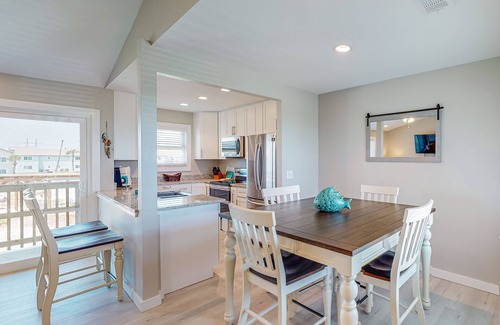 Port Aransas Condo | Top-Rated Condo with Pool & Hot Tub Near Marina