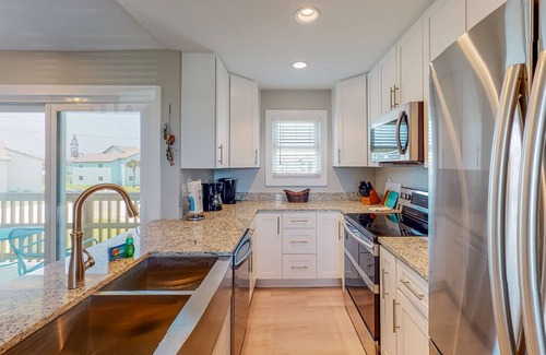 Port Aransas Condo | Top-Rated Condo with Pool & Hot Tub Near Marina