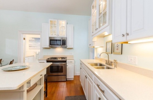 Fifth Ward Apartment | Historic 2-Bedroom Retreat Near Newport Mansion, Ocean View