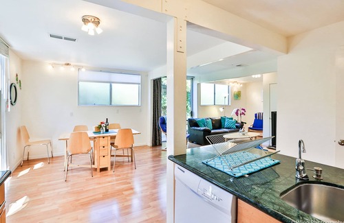 Aptos House | Beachside Retreat: 4-Min Walk to Sand & Aquarium Passes