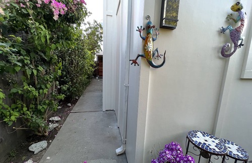Aptos House | Beachside Retreat: 4-Min Walk to Sand & Aquarium Passes