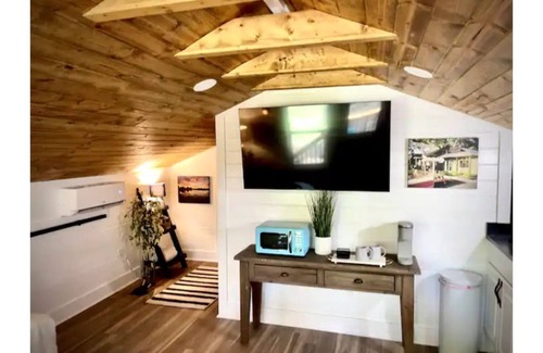 New Braunfels House | Cozy Guest House in Downtown New Braunfels, Family-Friendly